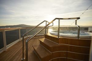 RSSC - Seven Seas Splendor - Accommodation - Regent Suite Hot Tub.jpg